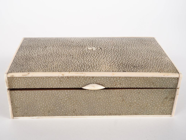 Coffret à cigares Art Déco en bois plaqué de galuchat teinté vert. Dim