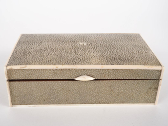 Vente aux enchères Coffret à cigares Art Déco en bois plaqué de galuchat teinté vert. Dim