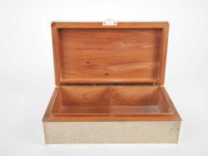 Coffret à cigares Art Déco en bois plaqué de galuchat teinté vert. Dim