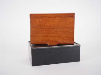 Vente aux enchères Coffret à cigarillos de style Art Déco en ronce. Dim. 3 x 13 x 9 cm.  