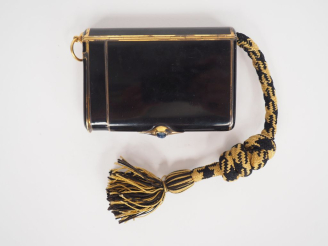 Vente aux enchères Etui à cigarettes Art Déco en vermeil et métal laqué noire, bouton pou