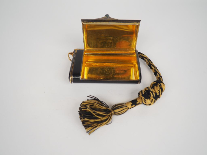 Etui à cigarettes Art Déco en vermeil et métal laqué noire, bouton pou