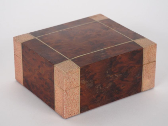 Vente aux enchères Coffret à cigares Art Déco anglais en bois de placage et galuchat tein