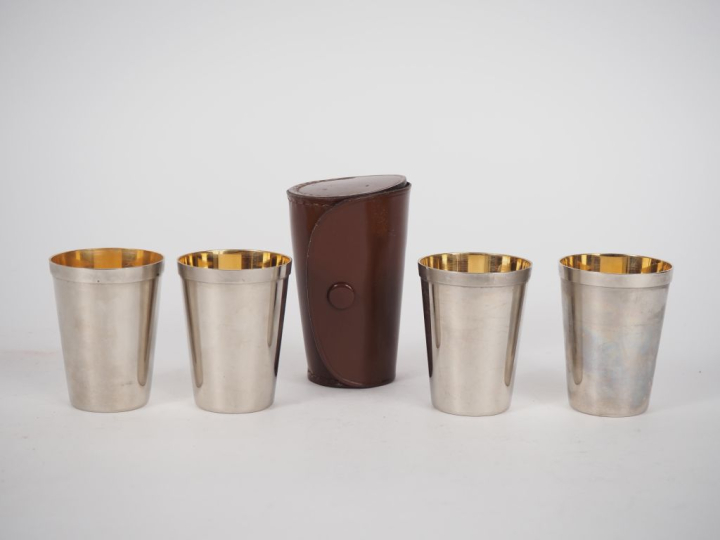 Nécessaire à pique-nique dans son étui en cuir contenant quatre verres