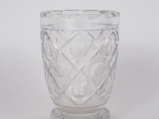 Vente aux enchères SAINT LOUIS. Vase sur piedouche en cristal taillé à décor de croisillo