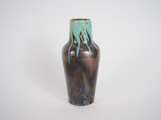 Vente aux enchères Vase Art Déco en céramique argentée et verre.  H. 18,5 cm