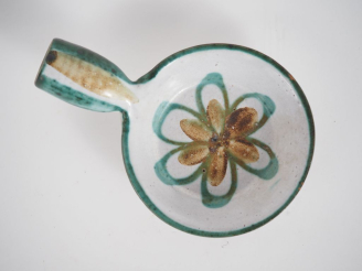 Vente aux enchères Robert PICAULT. Petite cassolette en céramique à décor de fleur. H. 5 
