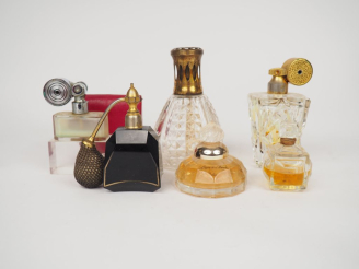 Vente aux enchères Six différents flacons de parfums ou vaporisateurs anciens. H. de 7 à 
