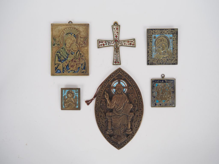5 différentes icones religieuses en bronze et émail. H. de 6,5 à 15,5 