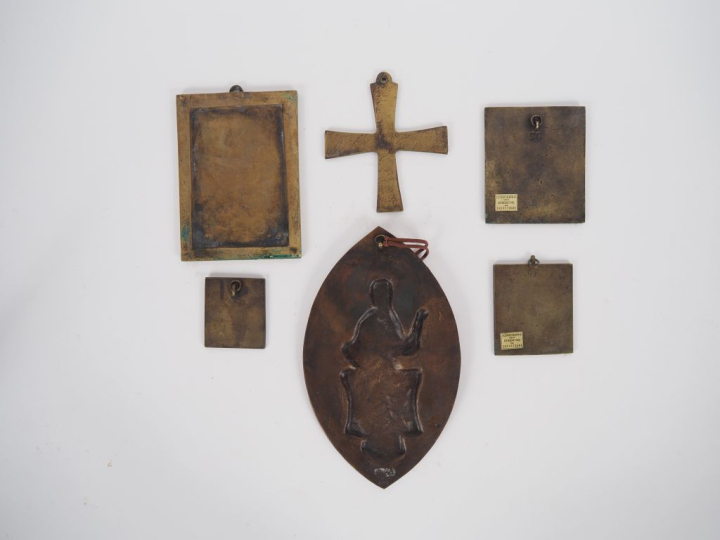 5 différentes icones religieuses en bronze et émail. H. de 6,5 à 15,5 