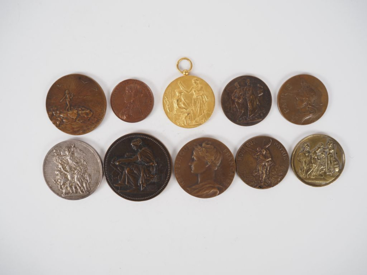 Dix différentes médailles en bronze et métal argenté ou doré d'après D