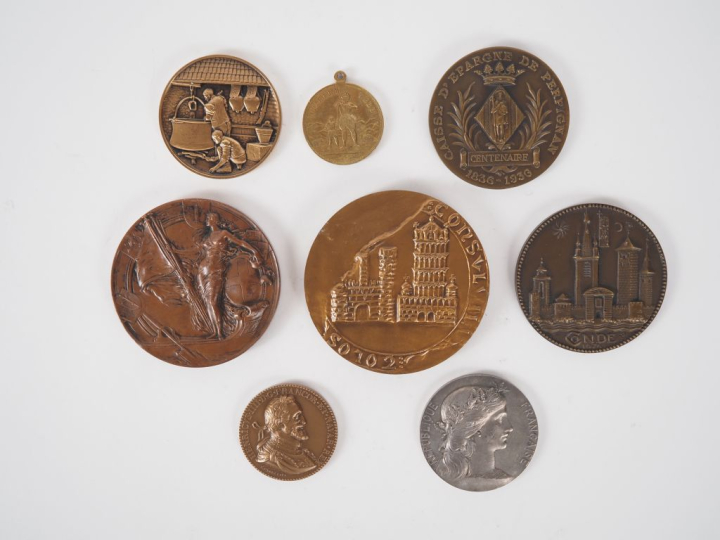Huit différentes médailles en bronze et métal argenté ou doré d'après 