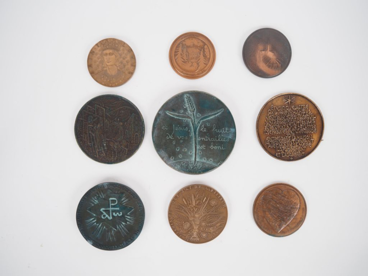 9 différentes médailles ou médaillons en bronze. Diam. De 7,5 à 14 cm.