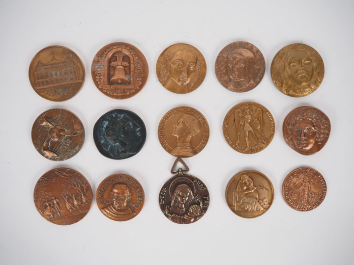 26 différentes médailles en bronzes. Diam. De 5 à 8 cm.