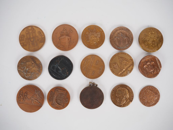 26 différentes médailles en bronzes. Diam. De 5 à 8 cm.