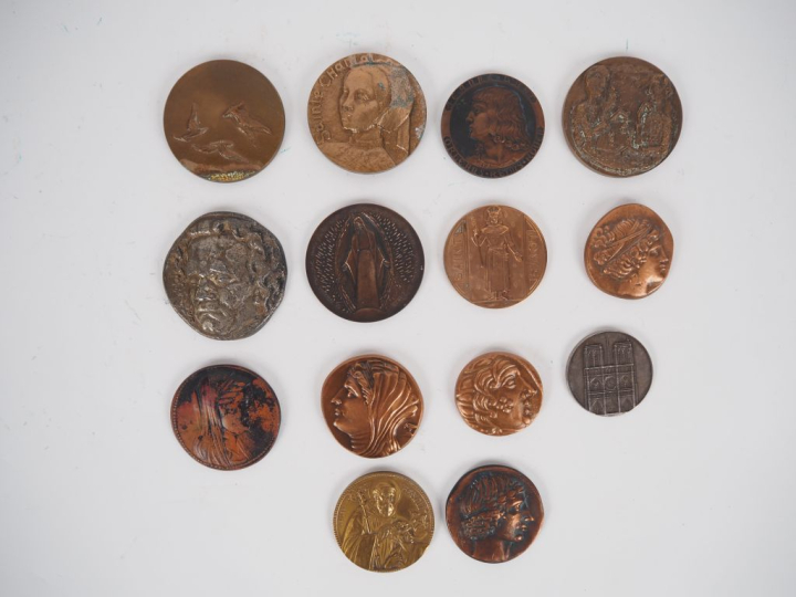 26 différentes médailles en bronzes. Diam. De 5 à 8 cm.