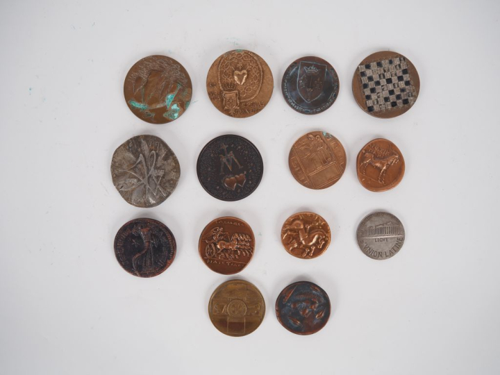 26 différentes médailles en bronzes. Diam. De 5 à 8 cm.