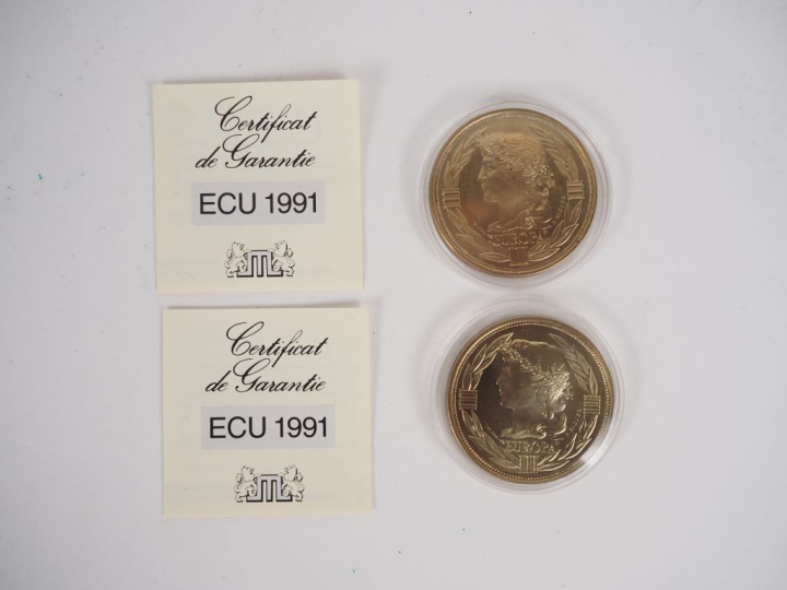 26 différentes médailles en bronzes. Diam. De 5 à 8 cm.