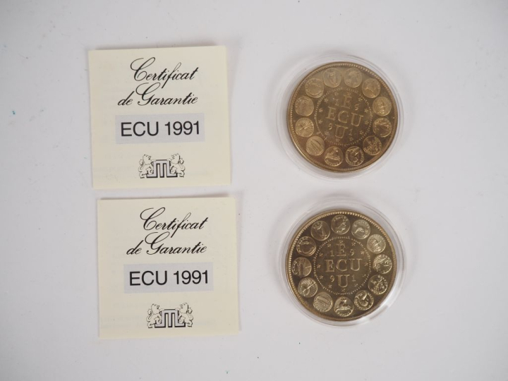 26 différentes médailles en bronzes. Diam. De 5 à 8 cm.