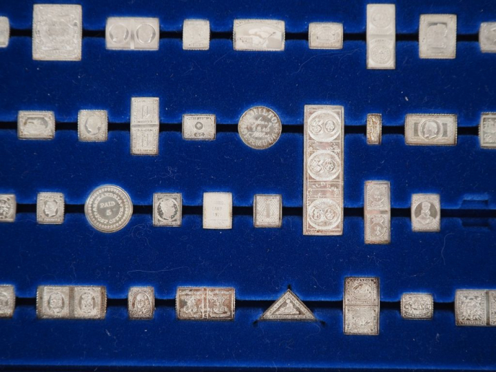 THE 100 GREATEST STAMPS OF THE WORLD. Collection miniature en argent, 