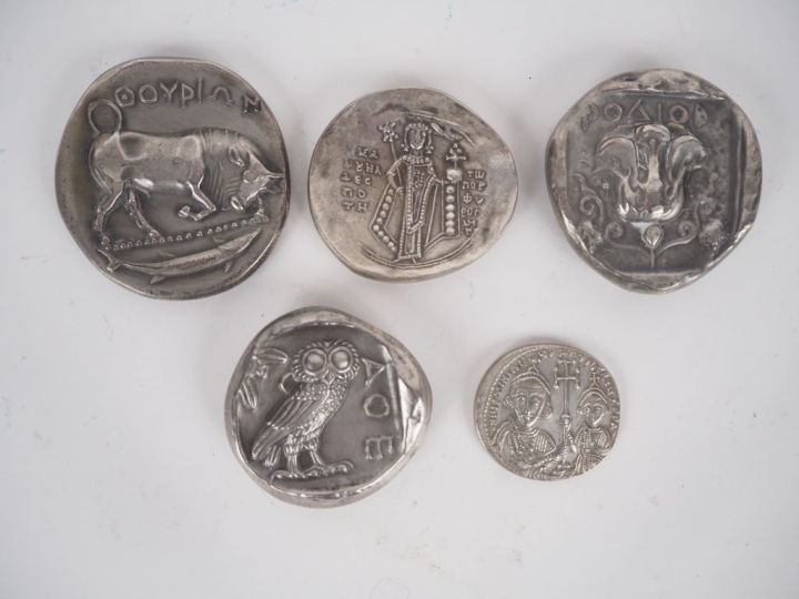 5 différentes reproductions de pièces antiques en argent. Poinçonnées,