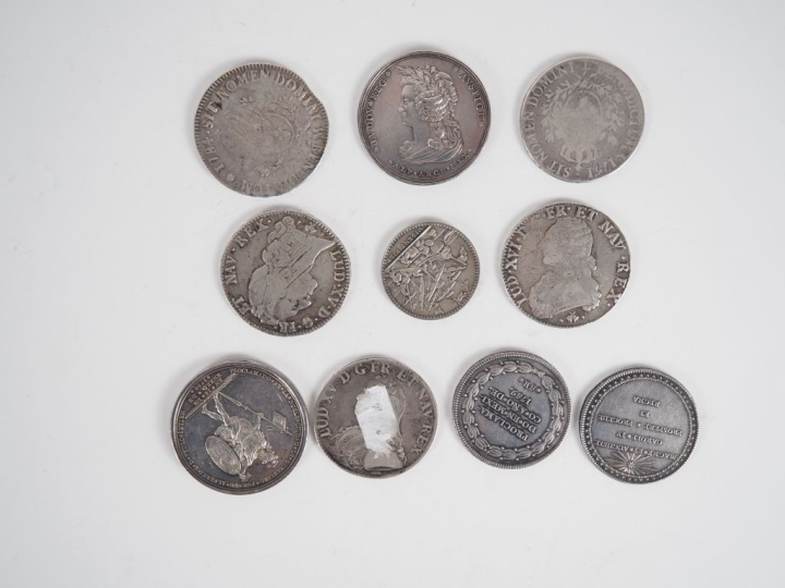 Ensemble de monnaies en argent comprenant :  3 monnaies Louis XVI, écu