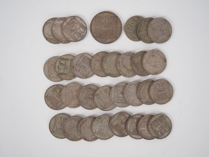 30 pièces de 10 francs Turin en argent. On y joint une pièce de 20 fra