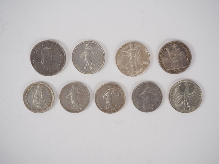 9 différentes monnaies en argent. Poids. 104 g.