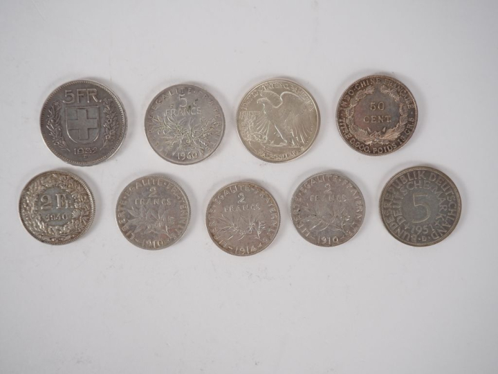 9 différentes monnaies en argent. Poids. 104 g.