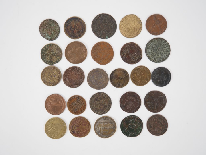 26 différentes pièces de monnaies et jetons anciens. Diam. De 2,5 à 3 
