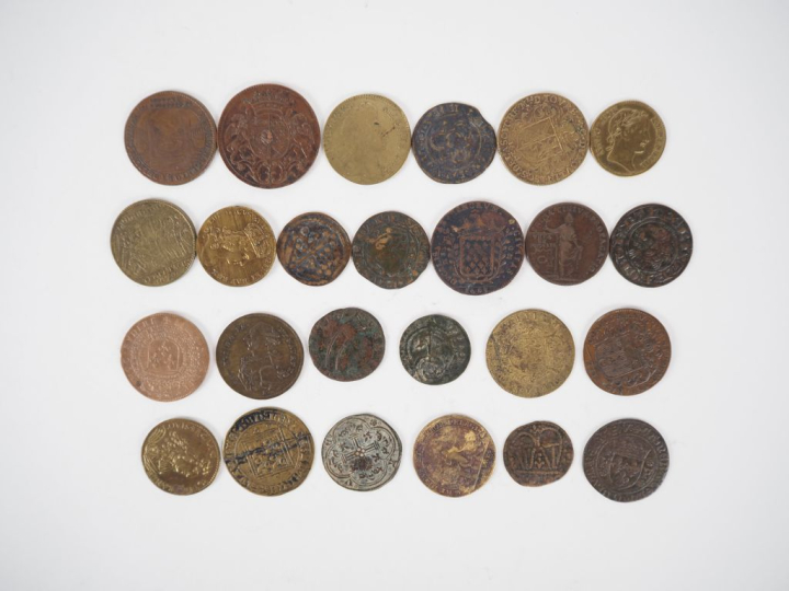 14 différentes pièces de monnaies ou jetons anciens. Diam. De 2 à 3 cm