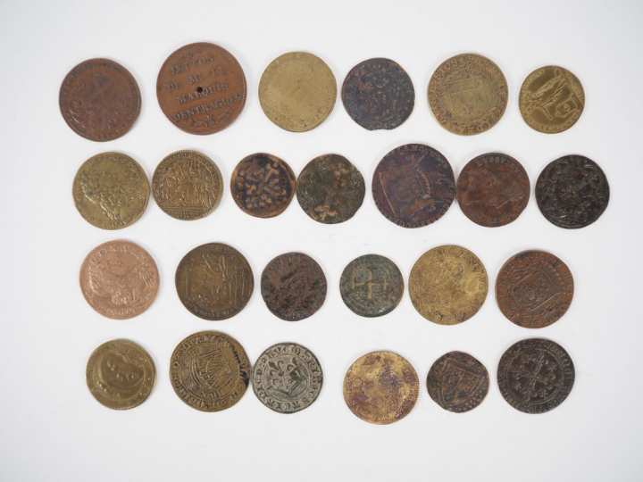 14 différentes pièces de monnaies ou jetons anciens. Diam. De 2 à 3 cm