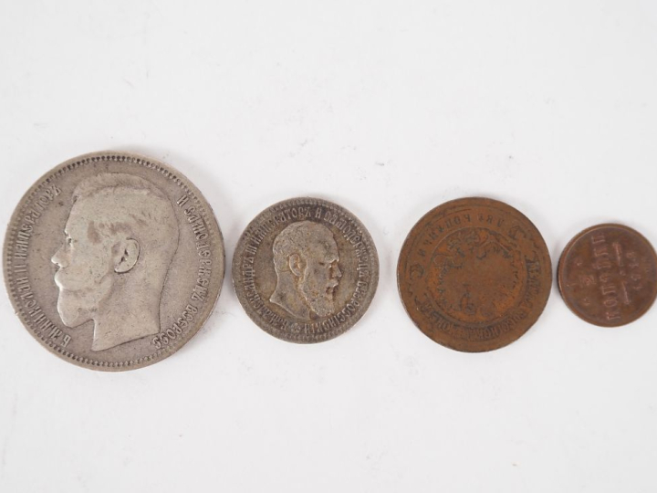 Quatre différentes monnaies Russe.