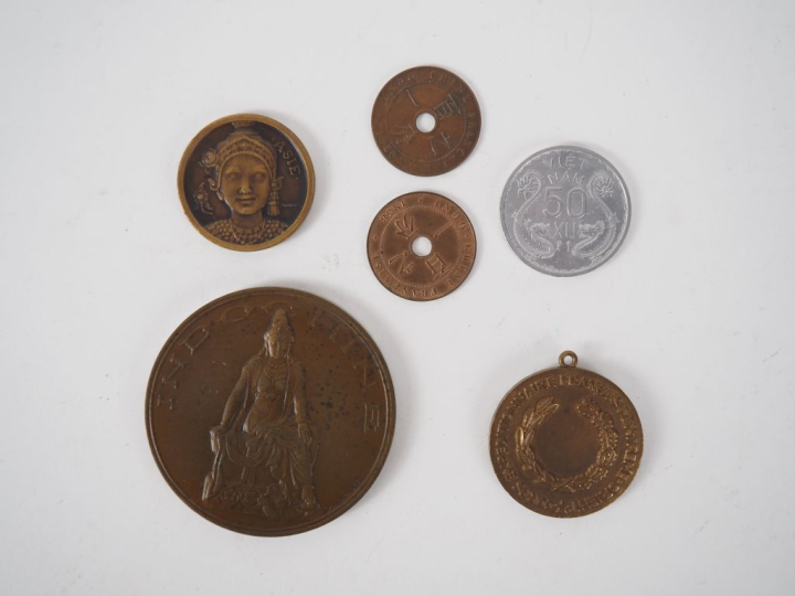 4 différentes pièces et médailles Indochinoise en bronze ou cuivre. Di