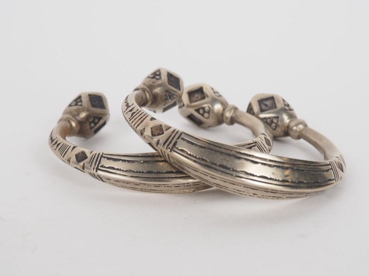 Paire de Bracelets Touareg en métal argenté ou argent bas-titre à déco