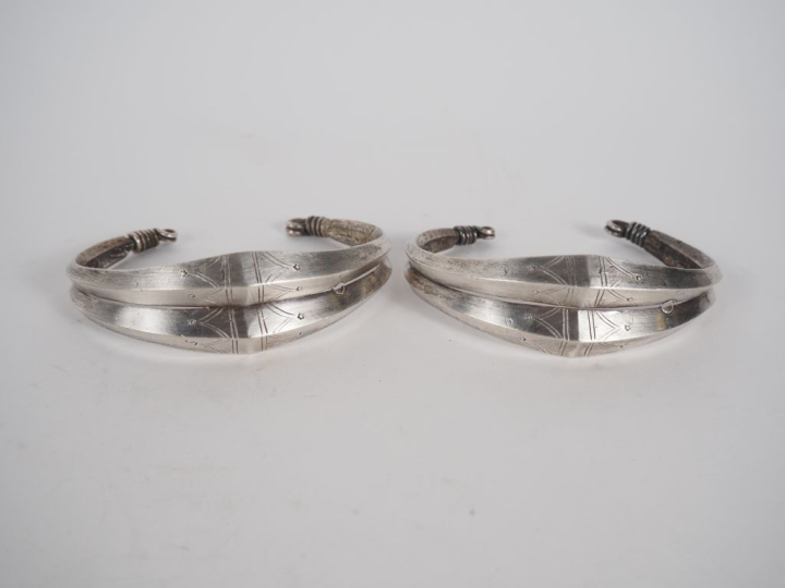 Paire de Bracelets Touareg en métal argenté ou argent bas-titre sur de