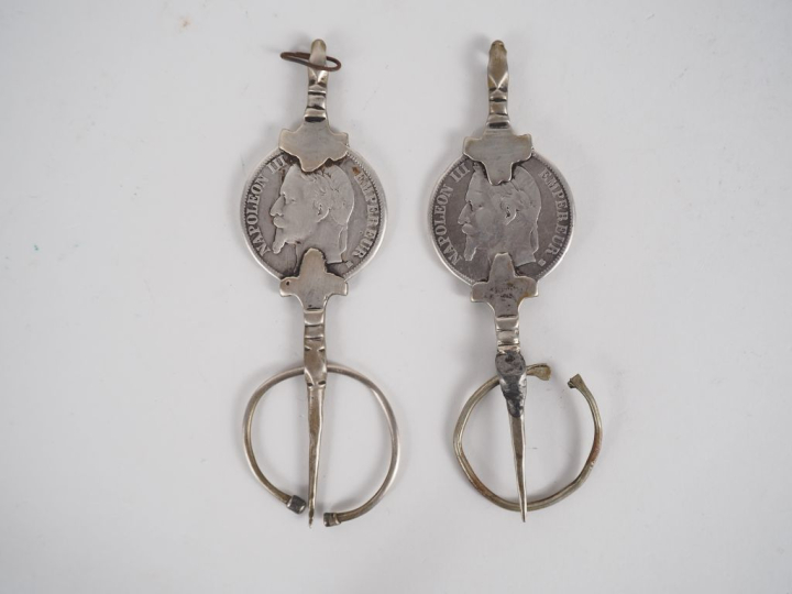 Paire de fibules en métal argenté ou argent bas-titre ornées de pièces