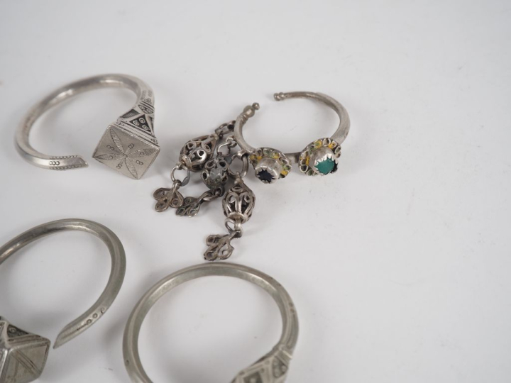 Paire de boucles d'oreilles Berbères en métal argenté ou argent bas-ti