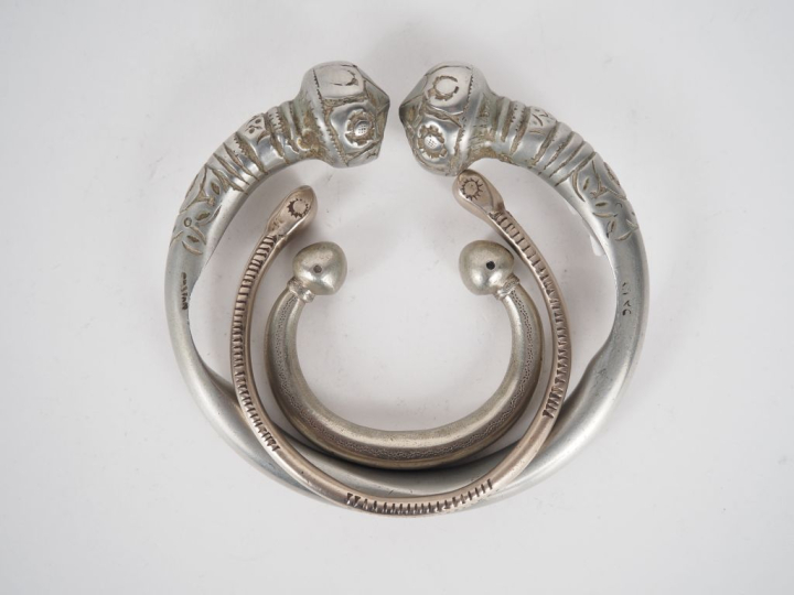 Trois différents bracelets Berbères en métal argenté ou argent bas-tit