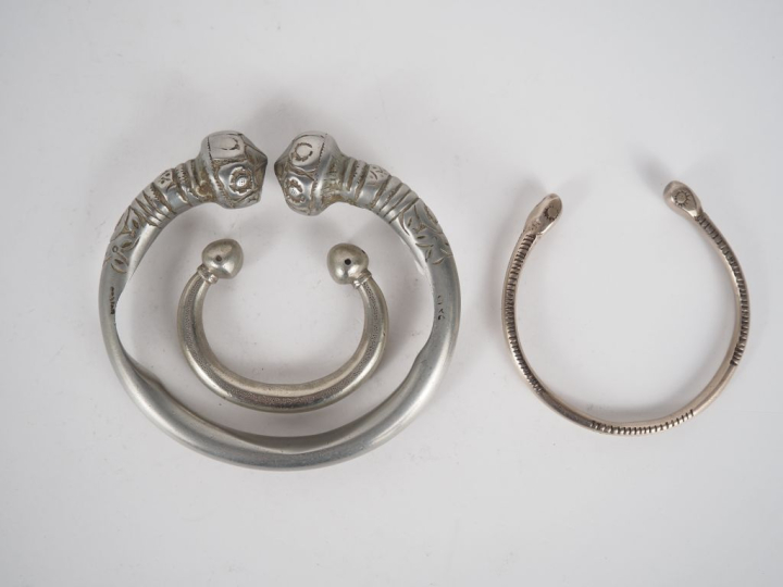 Trois différents bracelets Berbères en métal argenté ou argent bas-tit