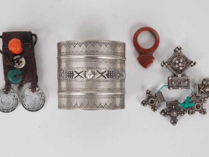 Bracelet manchette Berbères en métal argenté ou argent bas-titre à déc