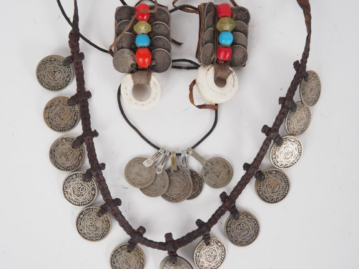 Ceinture berbère en cuir orné de pièces de 20 Francs.  L. 80 cm.  On y