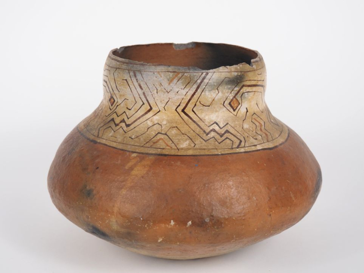 PEROU (Amazonie), culture Shipibo.  Vase au col orné de lignes rouges 