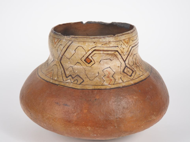PEROU (Amazonie), culture Shipibo.  Vase au col orné de lignes rouges 