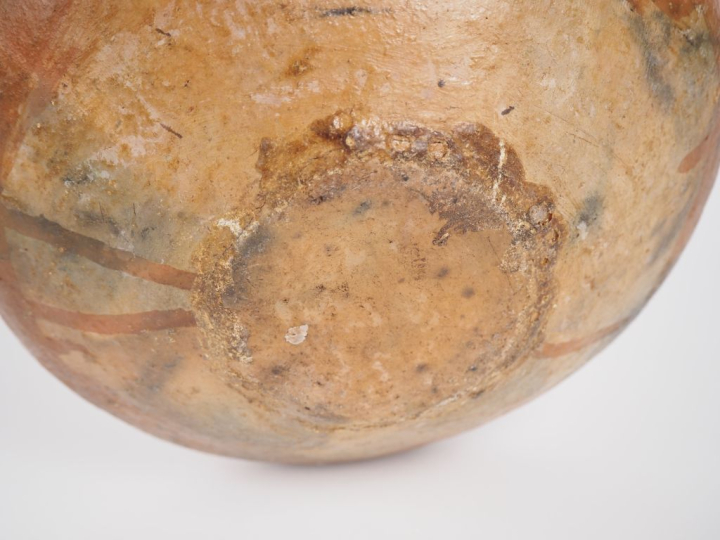 PEROU (Amazonie), culture Shipibo.  Vase au col orné de lignes rouges 