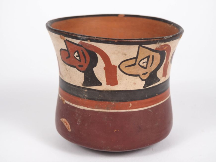 PEROU, culture Nazca, v. 200-600 apr. J.-C. Bol orné d’une frise de tê