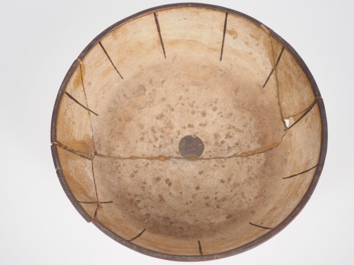 PEROU, culture Nazca, v. 200-600 apr. J.-C. Bol orné d’une frise de tê