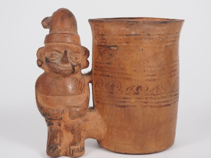 PEROU. Deux céramiques précolombiennes décorées de reliefs et de motif