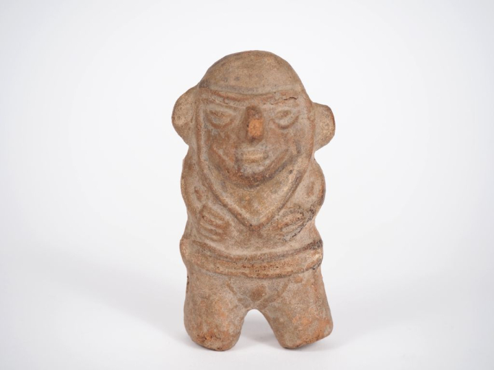 PEROU. Deux céramiques précolombiennes décorées de reliefs et de motif
