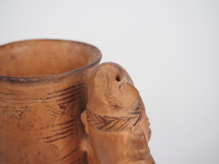 PEROU. Deux céramiques précolombiennes décorées de reliefs et de motif